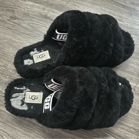 UGG Slippers - Picture 1 of 2